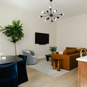 Deluxe One-Bedroom Apartment